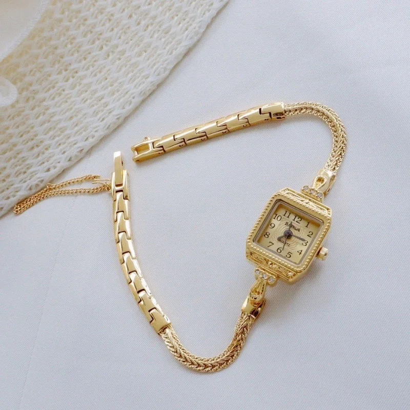 Vintage Digital Watch - นาฬิกาข้อมือวินเทจสุดหรูอ่อนและเบาสายบางสร้อยข้อมือวินเทจเก๋ไก๋ของขวัญนาฬิกาหน้าปัดทรงสี่เหลี่ยมนาฬิกาดีไซน์เนอร์ของผู้หญิงสำหรับผู้หญิง